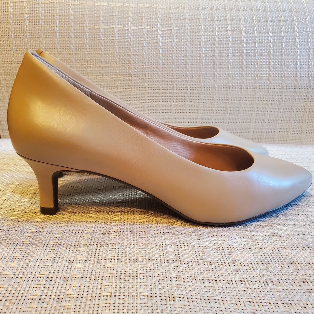 Rockport Tan Kitten Heel Pumps Sleek Design